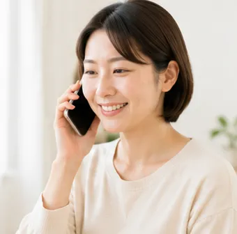 電話で相談している女性