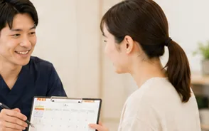 書類を見ながら患者と話す施術者